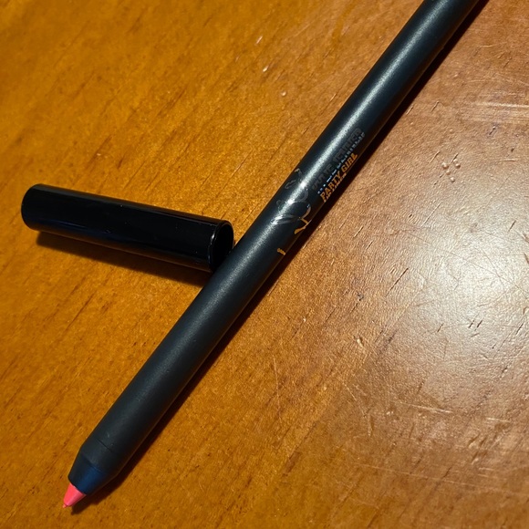 Kylie Jenner Velvet Lip Kit Party Girl - Picture 10 of 16